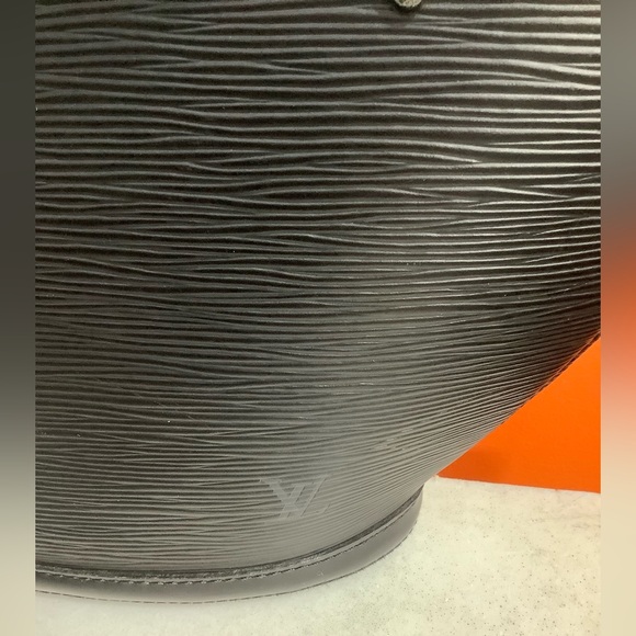 LV Medium Saint Jacques in Black Epi Leather - Picture 3 of 15